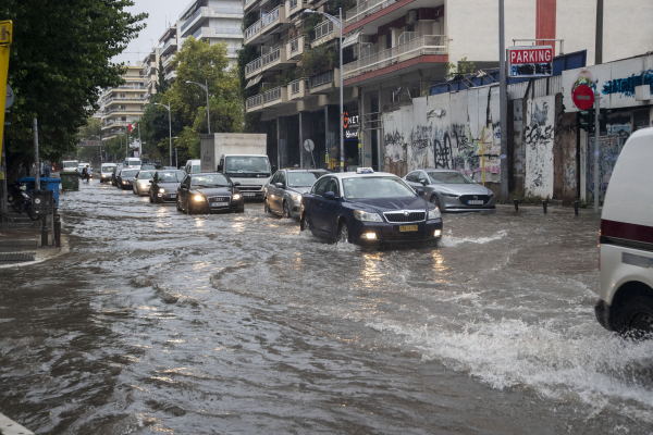 Καιρός: Συνεχίζεται το φθινοπωρινό σκηνικό και αύριο με καταιγίδες και βοριάδες