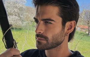 Ο Άρης Μουγκοπέτρος… ξανά στο στούντιο – «Δεν σταμάτησα, επιστρέφω»