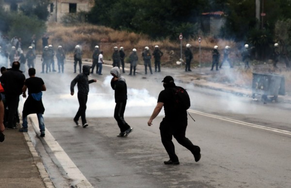 Νέα επεισόδια στο Μενίδι - Φωτιές σε σπίτια ρομά και πυροβολισμοί στον αέρα (vid)