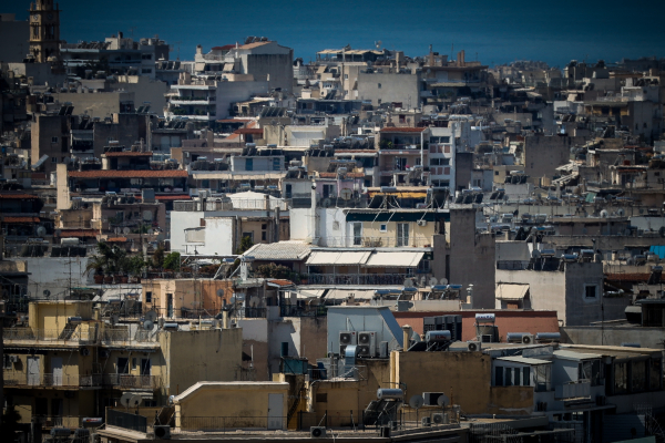 Πόσα χρόνια χρειάζεται να δουλεύει ο Έλληνας για ένα σπίτι 100 τμ: Δείτε τη συγκριτική λίστα