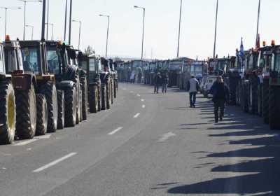 Σε δίωρο αποκλεισμό στον κόμβο Δερβενίου προχώρησαν αγρότες