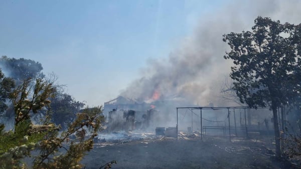 Μεγάλη φωτιά τώρα στη Ροδόπη, κάηκαν σπίτια και αποθήκες