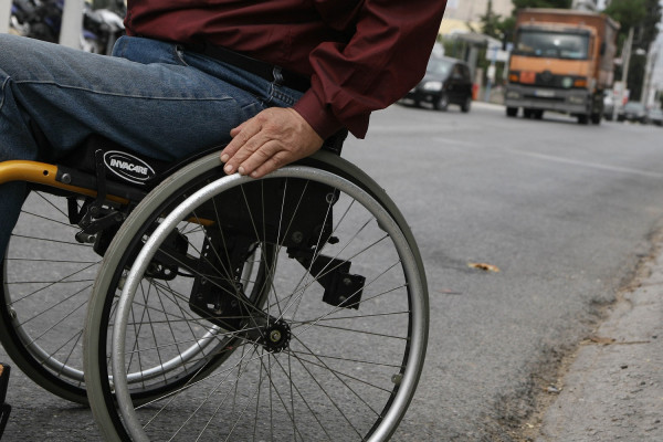 ΟΑΣΑ : Τοποθετούνται 409 ειδικές πλατφόρμες σε στάσεις για την πρόσβαση ΑμεΑ στα ΜΜΜ