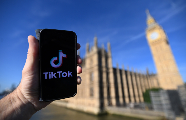 TikTok: Οι ΗΠΑ κατηγορούν το Κομμουνιστικό Κόμμα Κίνας πως χειραγωγεί την κοινή γνώμη- Μπλόκο της εφαρμογής και στην βρετανική Βουλή