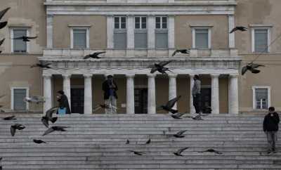 Συγκέντρωση δημάρχων έξω από τη Βουλή για την ΠΝΠ 