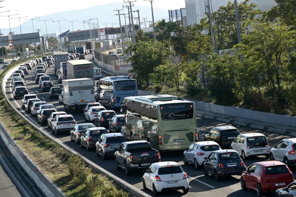 «Αλαλούμ» στους δρόμους: Ουρά 14 χιλιομέτρων στην Αθηνών-Λαμίας (Εικόνα)