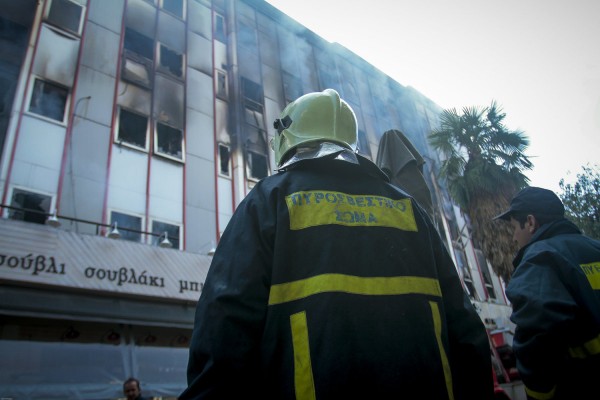 Λάρισα: Αναζωπυρώσεις τη νύχτα στην εφορία