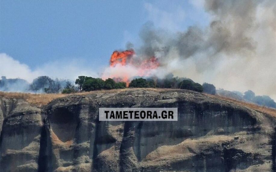 Φωτιά τώρα στα Μετέωρα