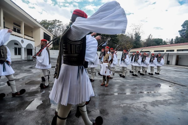 Σπαρακτικές εικόνες: Οι δακρυσμένοι Εύζωνες στην κηδεία του φίλου τους (pic)