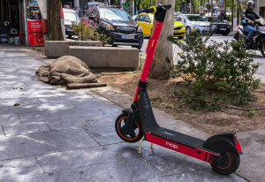 Κυψέλη: Σε κρίσιμη κατάσταση 15χρονος - Έπεσε με ηλεκτρικό πατίνι σε πεζοδρόμιο