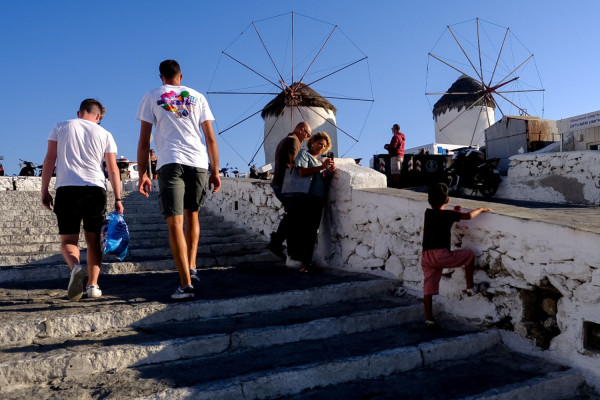 Μύκονος: Δωρεάν ξαπλώστρες στο Nammos και ...λαϊκό προσκήνυμα