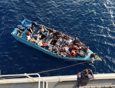 Η φρεγάτα «Κανάρης» συμμετείχε σε επιχείρηση διάσωσης μεταναστών νότια της Κρήτης