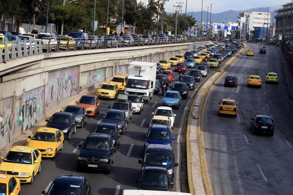 Αφαίρεση άδειας και διπλώματος για ρίψη τσιγάρου στον δρόμο