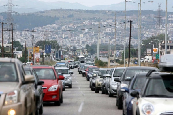 Απίστευτη κίνηση και μποτιλιάρισμα στην Παραλιακή, τι έχει συμβεί