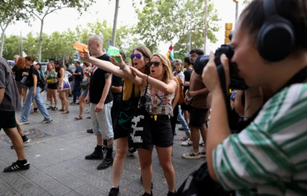 Χάος στη Βαρκελώνη: Διαδηλωτές «επιτέθηκαν» με νεροπίστολα σε τουρίστες - «Να πάτε σπίτια σας»