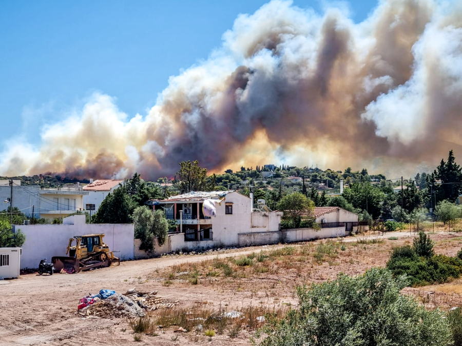 Σε ύφεση η φωτιά στην Αγία Μαρίνα στο Κορωπί