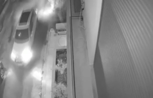 Πυροβολισμοί στη Βάρη: Βίντεο ντοκουμένο με τους διαρρήκτες που φεύγουν με τα κλοπιμαία