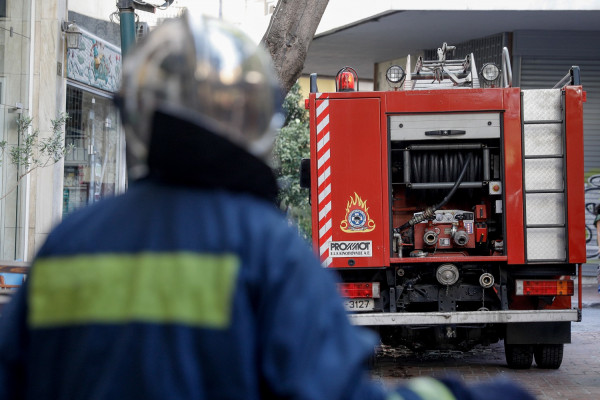 Φωτιά από πτώση κεραυνού στην Εκκλησιαστική Ακαδημία