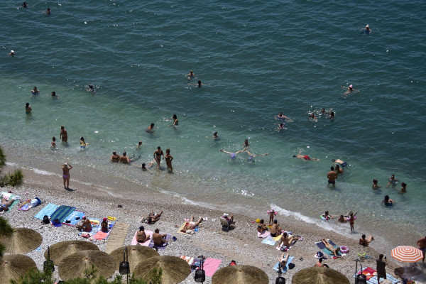 Καντίνα νοικιάζει ξαπλώστρες χωρίς απόδειξη και μέτρα ασφαλείας