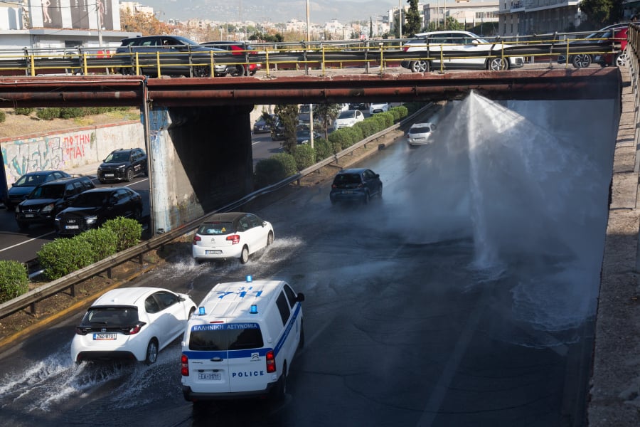 Κυκλοφοριακό χάος στη λεωφόρο Κηφισού, λόγω σπασμένου αγωγού της ΕΥΔΑΠ (φωτό)