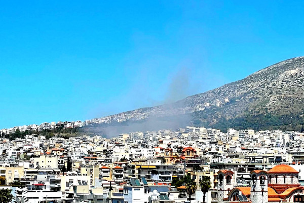 Φωτιά στην Αργυρούπολη κοντά στα σπίτια, οι πρώτες εικόνες (βίντεο)