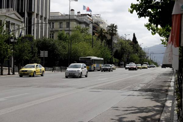 Παραμένει ο περιορισμός στους επιβαίνοντες στα ΙΧ λόγω κορονοϊού - Τι ορίζει η απόφαση