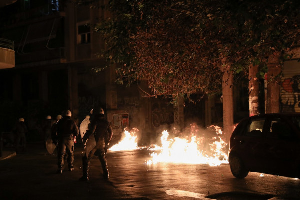 Ένταση στα Εξάρχεια: Επίθεση με μολότοφ σε διμοιρία των ΜΑΤ