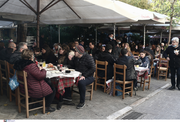 Βαριά ζακέτα ή... κουβέρτα για καφέ: Επιχειρηματίες εστίασης παρακαλούν για καλοκαιρία γιατί δεν βγαίνουν