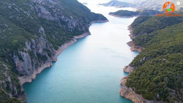 Ταξιδεύοντας με φουσκωτό στην λίμνη Κρεμαστών και στα στενά του Αχελώου (βίντεο)