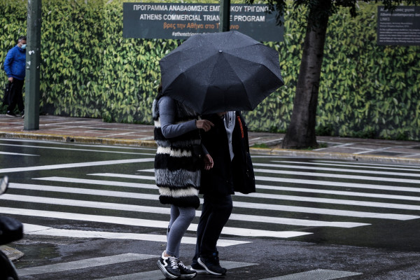 Συννεφιασμένη Κυριακή με βροχές και καταιγίδες - Πού θα χιονίσει