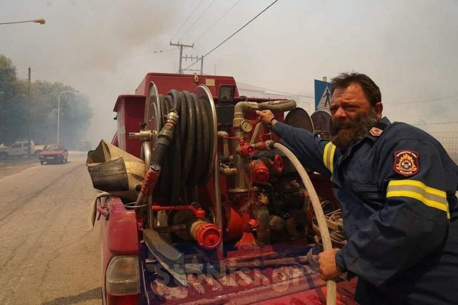 Ιερείς άφησαν τα ράσα και ρίχτηκαν στη μάχη με τη φωτιά στη Λέσβο (βίντεο)