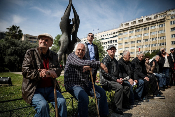 Ποιοι συνταξιούχοι μπορούν να συνεχίσουν να εργάζονται και σε ποια επαγγέλματα - Ψαλίδι 60% και περικοπή συντάξεων