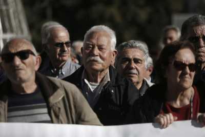 Ασφαλιστικό: Αναδρομικές μειώσεις στις επικουρικές συντάξεις 11 Ταμείων