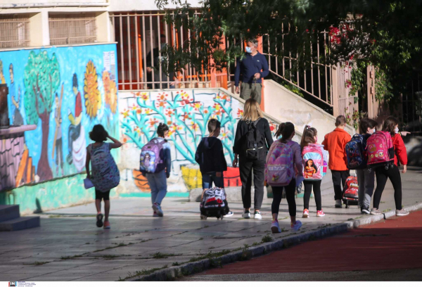 Μαθήτρια πήγε στο σχολείο με κουζινομάχαιρο με πρόθεση να σκοτώσει σημαιοφόρο και παραστάτες (βίντεο)