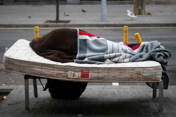 Οι δύο όψεις της Ισπανίας: Γεμίζει από τουρίστες και... άστεγους