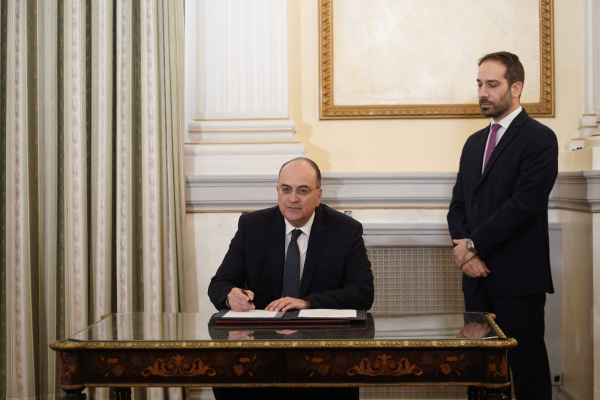 Το ξήλωμα του κυβερνητικού πουλόβερ