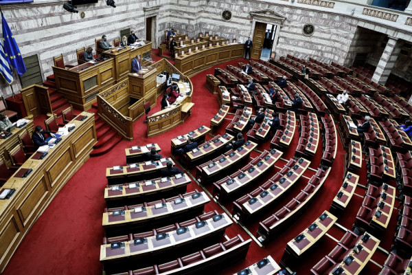 Τι προβλέπει το πολυνομοσχέδιο για αναστολή πλειστηριασμών, στήριξη επιχειρήσεων, και διανομή δωρεάν τεστ