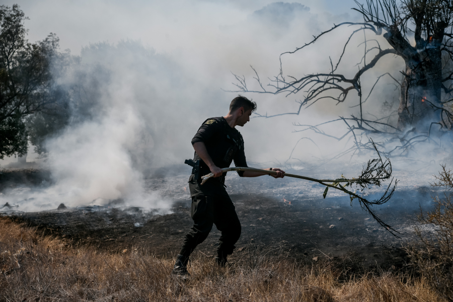 Φωτιά στα Βίλια: «Υπάρχουν ενδείξεις ότι πρόκειται για εμπρησμό» λέει ο δήμαρχος