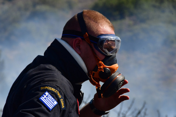 Στις φλόγες τυλίχθηκε φορτηγό έξω από το Βόλο