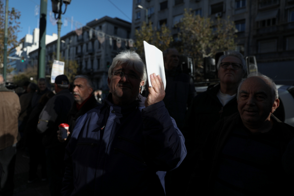 Τι θα πληρωθούν οι συνταξιούχοι μέχρι τις 30 Δεκεμβρίου: Ποιοι θα λάβουν τα 250 ευρώ από το κοινωνικό μέρισμα