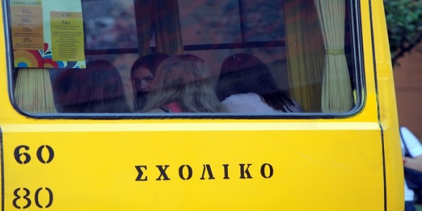 Μετέφερε νήπια και βρέφη με «μαϊμού» σχολικό - Συνελήφθη από την τροχαία