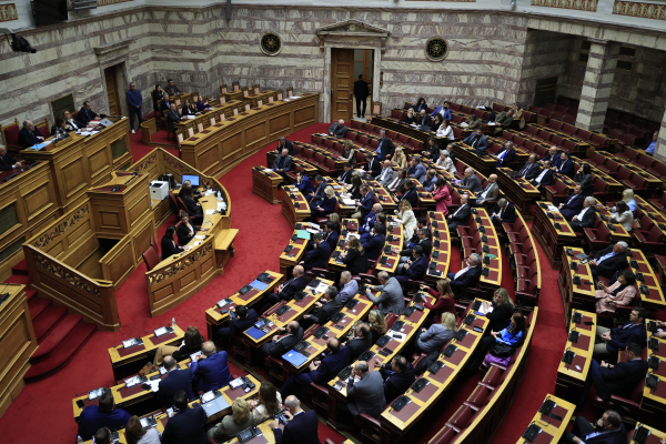 Πρόταση δυσπιστίας: Σε εξέλιξη η συζήτηση στη Βουλή