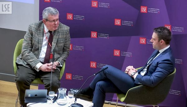 Κασσελάκης στο LSE: «Πρέπει να εφαρμόσουμε ξανά το μοντέλο του Ανδρέα Παπανδρέου στη χώρα»