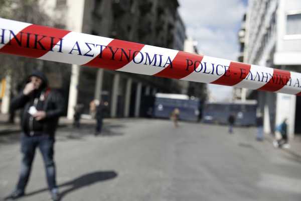 Πυροβόλησαν ληστή που κρατούσε όμηρο σε σούπερ μάρκετ στο Καματερό