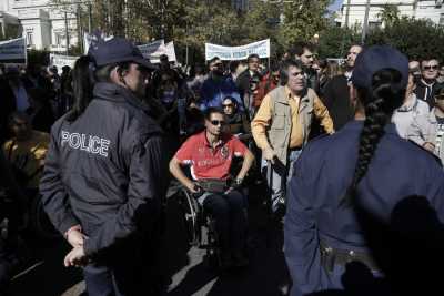 Αποκλειστικό: Επιβάλλουν εισφορά αλληλεγγύης στα προνοιακά επιδόματα