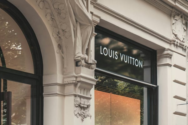 Η σχέση Μπακογιάννη, Αντετοκούνμπο και Αφούς Γεωργιάδη και η Louis Vuitton που ξεκινάει νέες business
