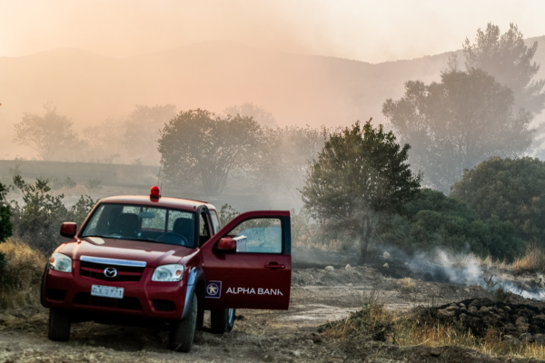 Φωτιά καίει δασική έκταση στο Ξυλόκαστρο