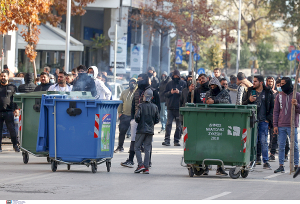 Κλειστή η κάθοδος της Μεσογείων: Ρομά έβαλαν φωτιά σε κάδους απορριμμάτων