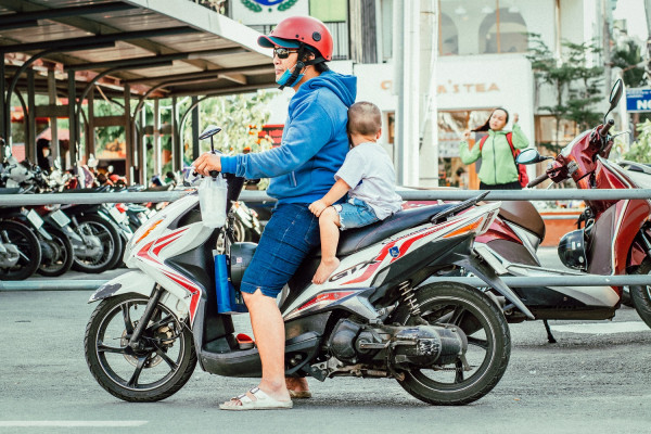 Μπάζει από παντού ο ΚΟΚ - Αφήνει στο απυρόβλητο ακόμη και αυτούς που βάζουν βρέφη σε μοτοσυκλέτα