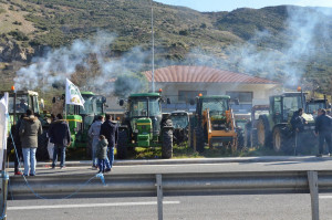 Μπλόκα αγροτών: Λήγει σήμερα το τελεσίγραφο στην κυβέρνηση - Ετοιμάζουν τα τρακτέρ για την Αθήνα